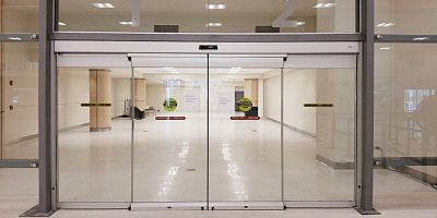 Fireproof frameless door with glass to the business center